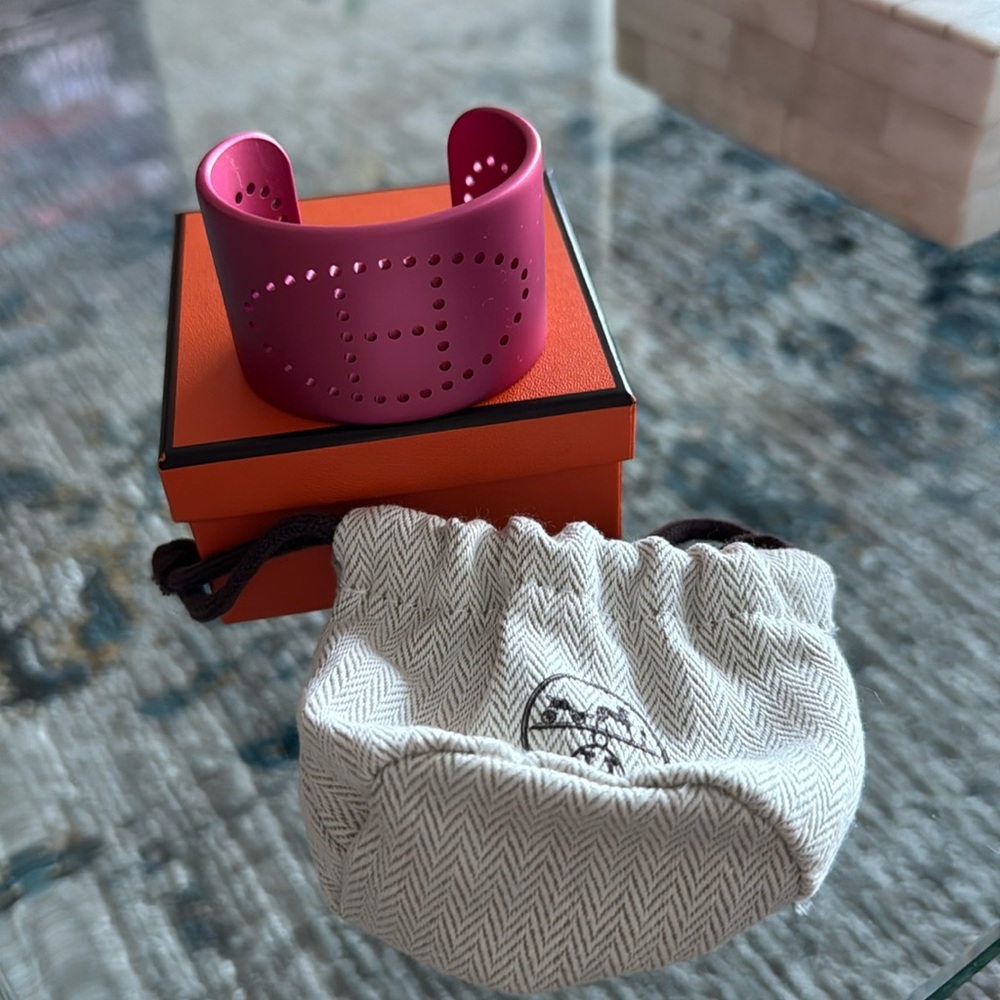 Pink
Hermès Aluminium
Evelyne Sunset Cuff
Bracelet
